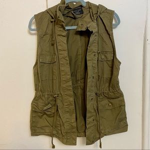 Green cargo vest. Size: x-large.